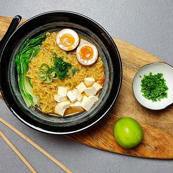 Nongshim Vegan Curry Ramen Big Noodle Bowl 6 pk. - Image 4